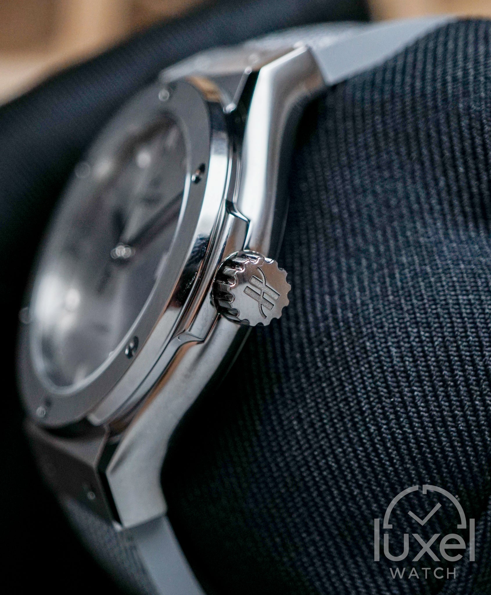 Classic Fusion Essential Grey Titanium Case 542.NX.5610.NR.HEC24
